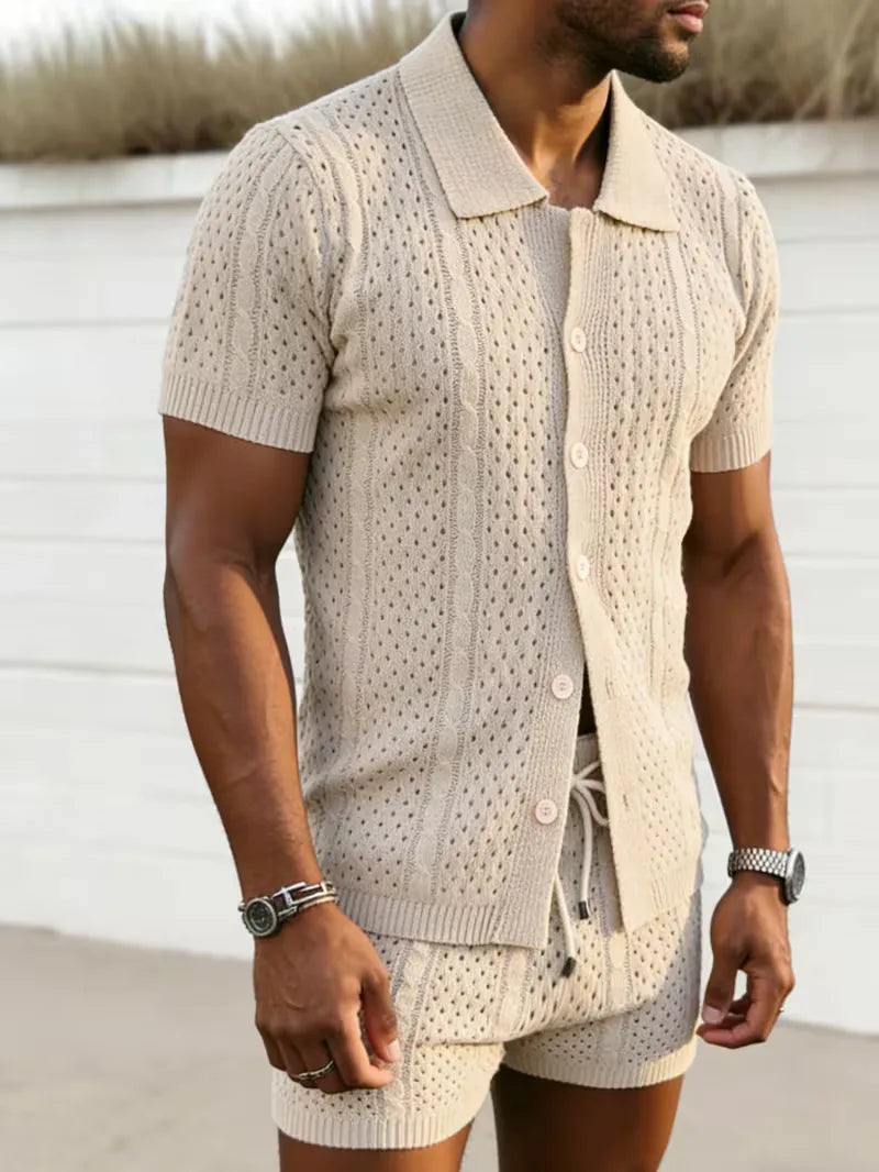 Beige heren gebreide shorts set met V-hals en korte mouwen. Comfortabele en stijlvolle zomerset voor vrije tijd.