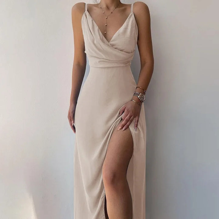 Elegante zomerjurk voor vrouwen, V-hals, verstelbare spaghettibandjes en een split. Comfortabel design.