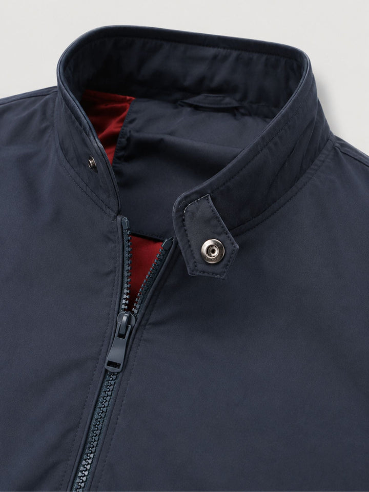 Donkerblauw heren bomberjack, bovenkleding met opstaande kraag en ritssluiting; stijlvol en comfortabel.