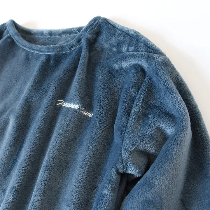 Hoge kwaliteit heren winterpyjama, set ontworpen voor duurzaam comfort.