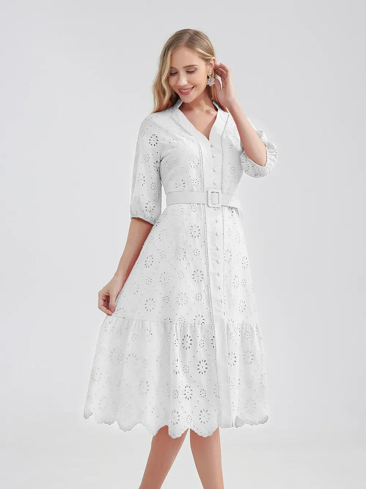 Stijlvolle dames zomerjurk met ruches en V-hals, perfect te combineren met sandalen.