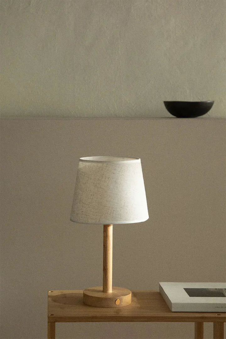 Elegante draadloze houten tafellamp met geïntegreerde LED, USB oplaadbaar voor flexibele sfeerverlichting thuis.