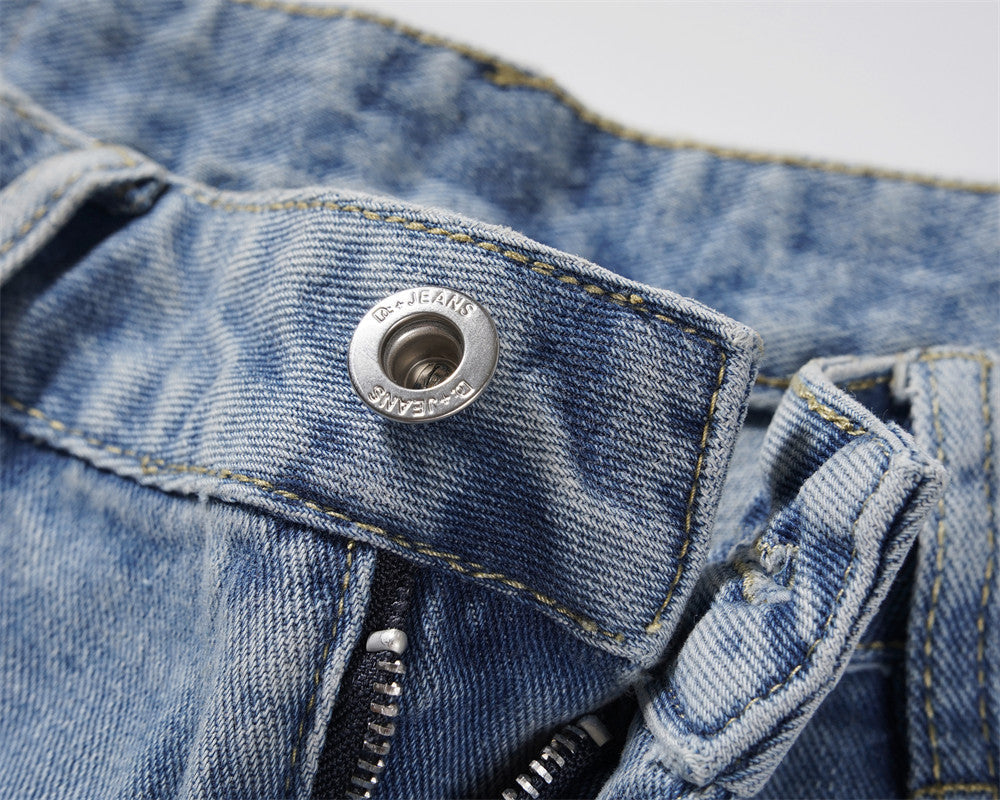 Achteraanzicht van een casual blauwe herenjeans met rechte pijpen en opgestikte zakken.