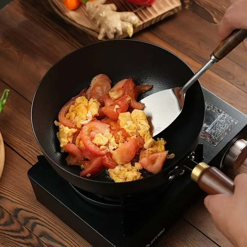 Gezond koken met de PFAS-vrije Cuyun gietijzeren wokpan; krasbestendig en inductiegeschikt.