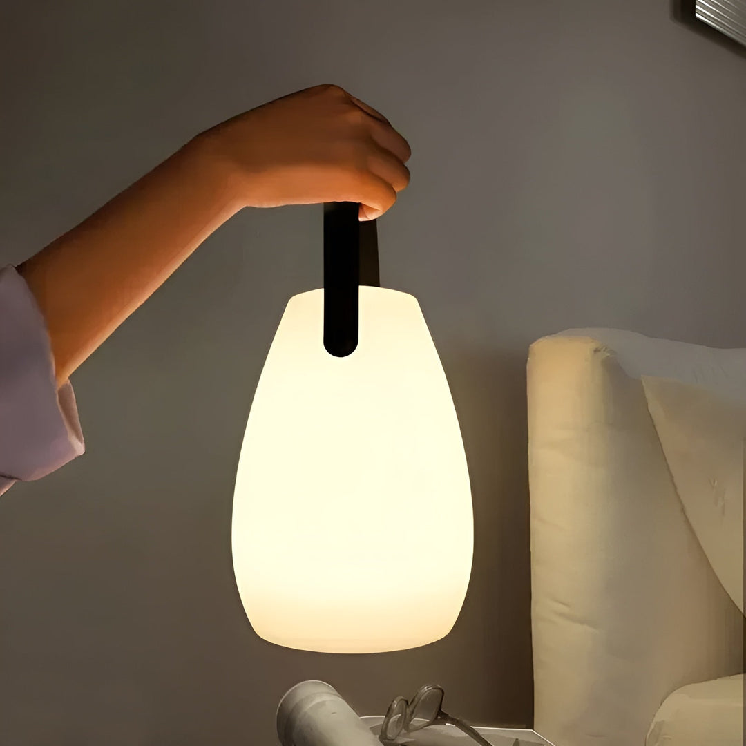 Krachtige oplaadbare draadloze LED tafellamp, waterdicht, voor langdurige sfeervolle buitenverlichting.