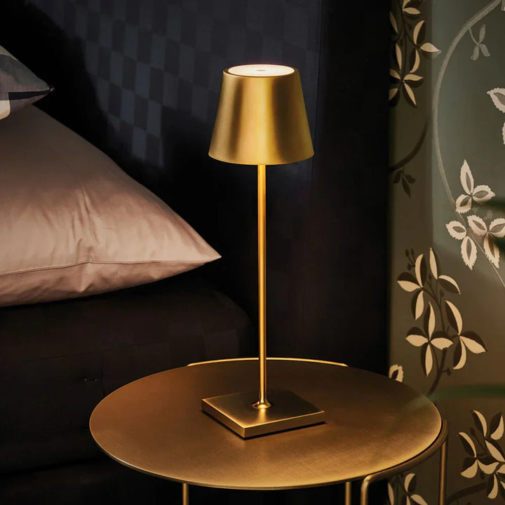 Draadloze oplaadbare LumiLuxe tafellamp met dimbare LED verlichting. Modern aluminium design voor flexibele sfeer.