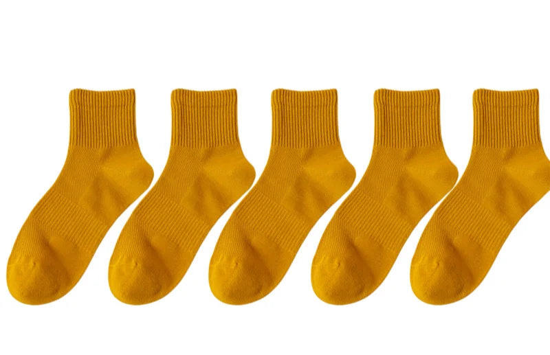 Close-up van de stretch van comfortabele katoenen herensokken, maat 39-45, voor een perfecte pasvorm.