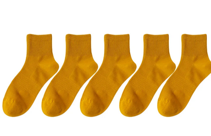 Close-up van de stretch van comfortabele katoenen herensokken, maat 39-45, voor een perfecte pasvorm.