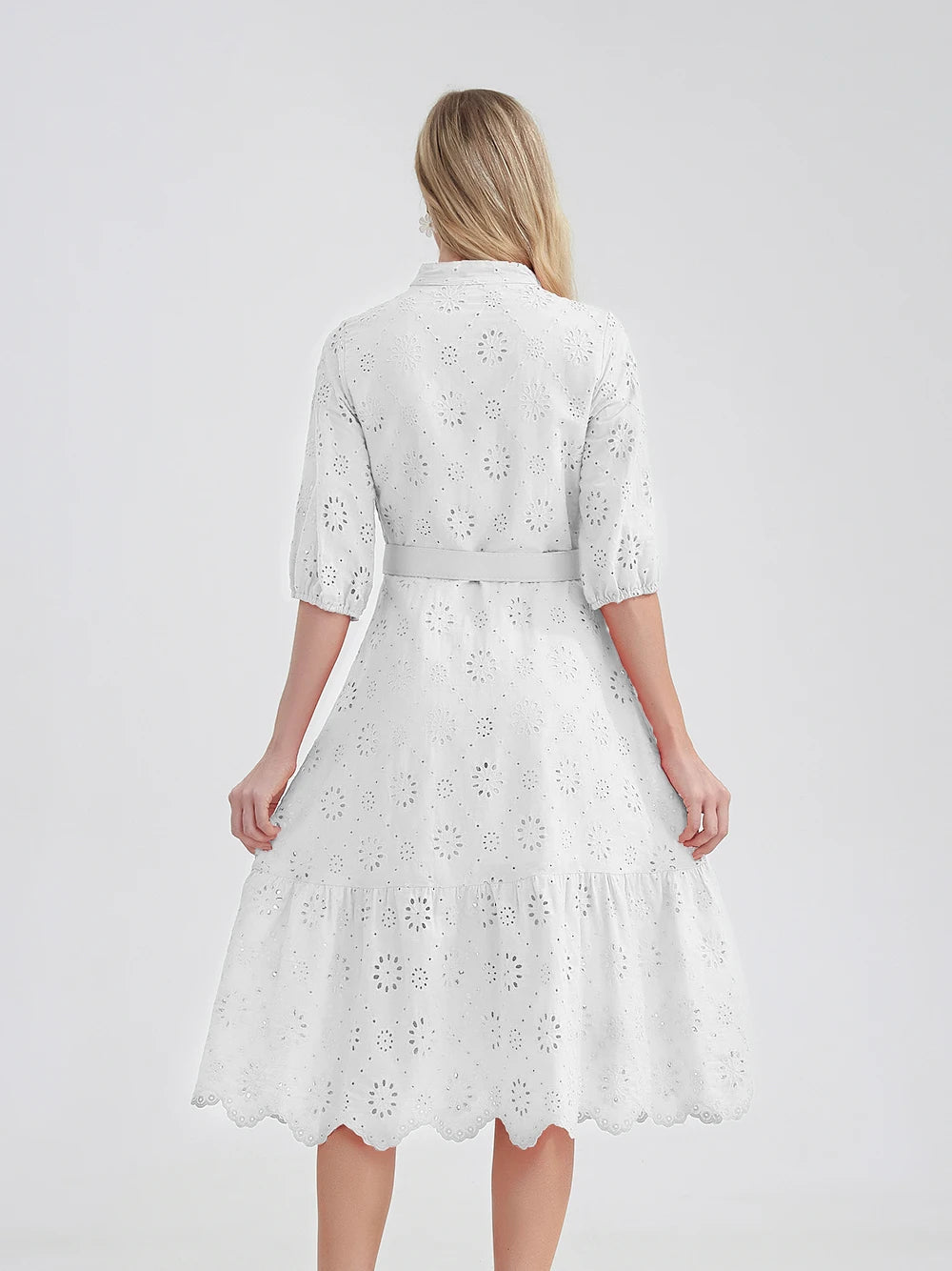 A-lijn zomerjurk voor dames met hoge taille, ruches en V-hals. Elegant en fris.