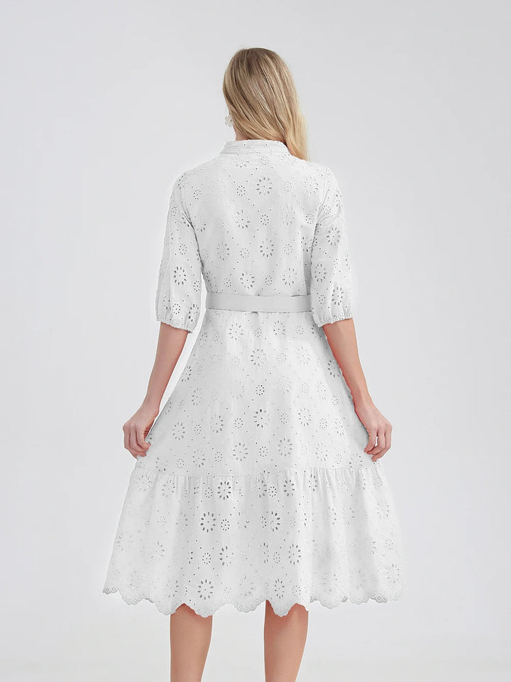 A-lijn zomerjurk voor dames met hoge taille, ruches en V-hals. Elegant en fris.