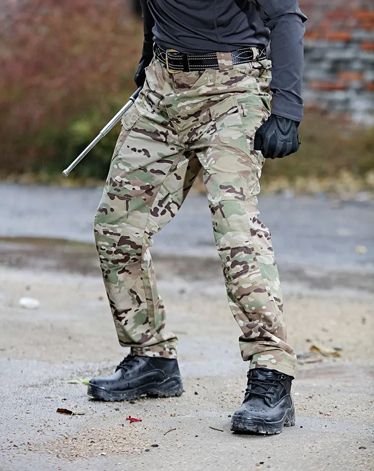 Tactische outdoorbroek voor heren, waterdicht en sneldrogend, met meerdere ruime cargozakken.