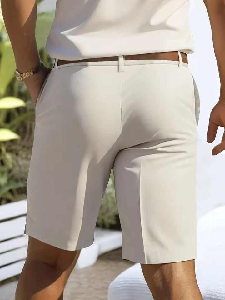Casual heren chino shorts in lichtgrijs, met zijzakken en comfortabele pasvorm voor ontspannen dagen.
