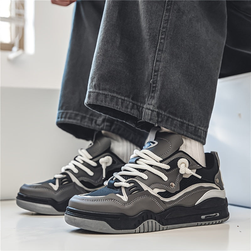Vooraanzicht van heren dynamische sneakers met een robuuste zool en sportief bovenwerk.