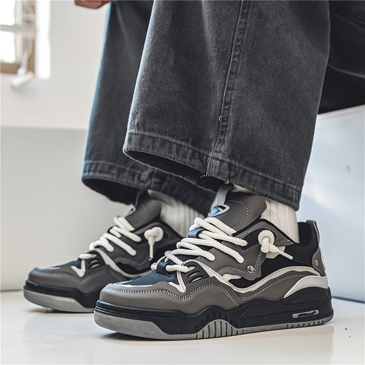 Vooraanzicht van heren dynamische sneakers met een robuuste zool en sportief bovenwerk.