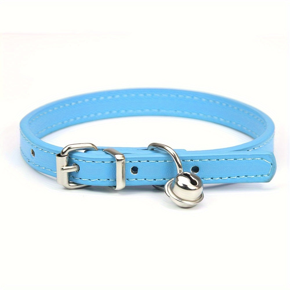 Elegante kunstleren halsband voor katten, verstelbaar, met veiligheidssluiting en een belletje.