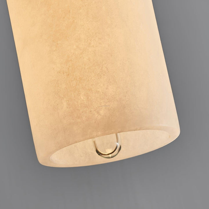 Luxe albasten plafondlamp, messing accenten, sfeervolle verlichting.