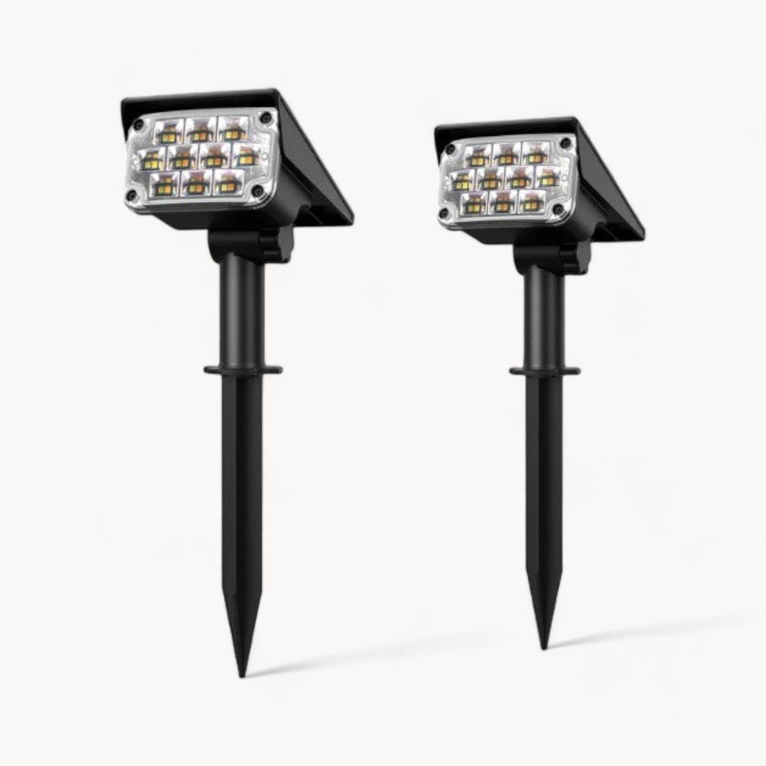 Sfeervolle LED tuinlamp op zonne-energie. Ideale draadloze buitenverlichting voor duurzame tuindecoratie.