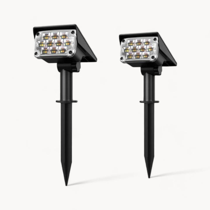 Sfeervolle LED tuinlamp op zonne-energie. Ideale draadloze buitenverlichting voor duurzame tuindecoratie.