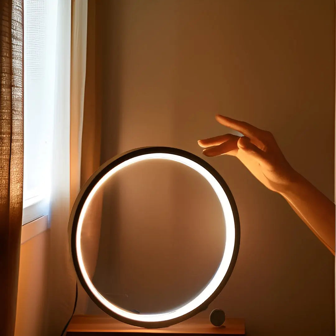Veelzijdige moderne LED tafellamp, dimbaar met rond design, perfect als sfeervolle bureaulamp.