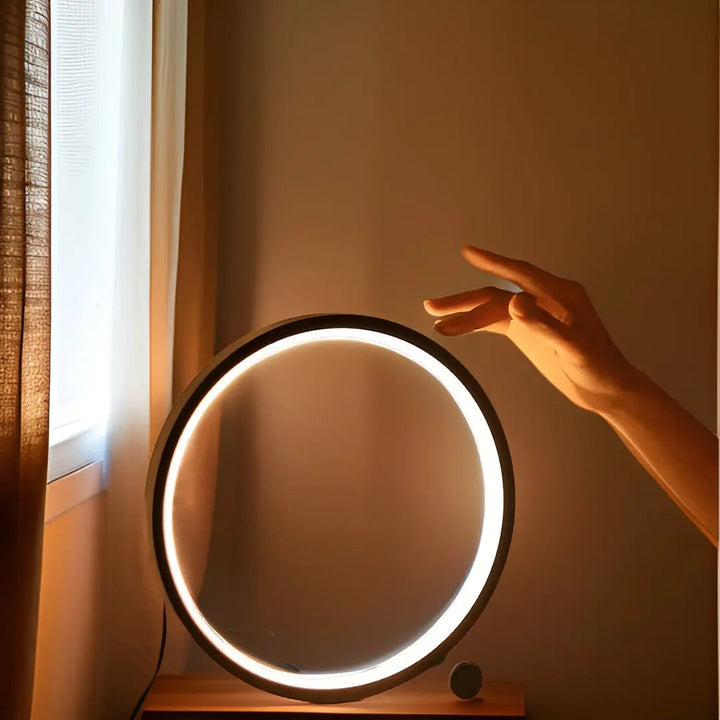 Veelzijdige moderne LED tafellamp, dimbaar met rond design, perfect als sfeervolle bureaulamp.
