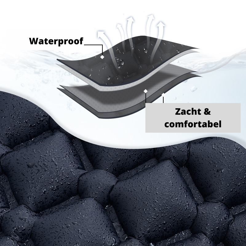 Comfortabel luchtbed met hoofdkussen in buitensetting; perfecte slaapmat voor camping en avontuurlijke reizen.