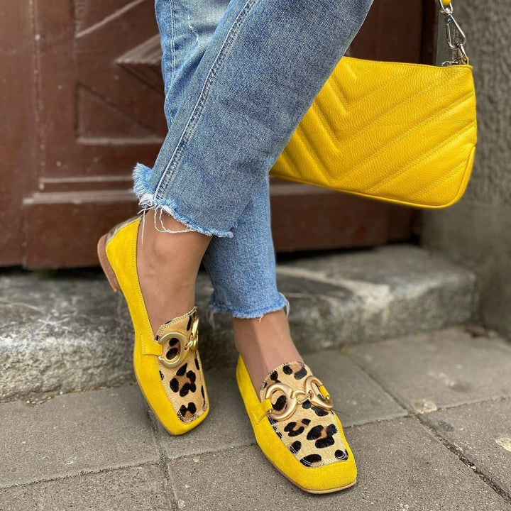 Chique dames loafers met trendy dierenprint. Comfortabele schoenen, perfect als casual flats of stijlvolle toevoeging aan je herfstoutfit.