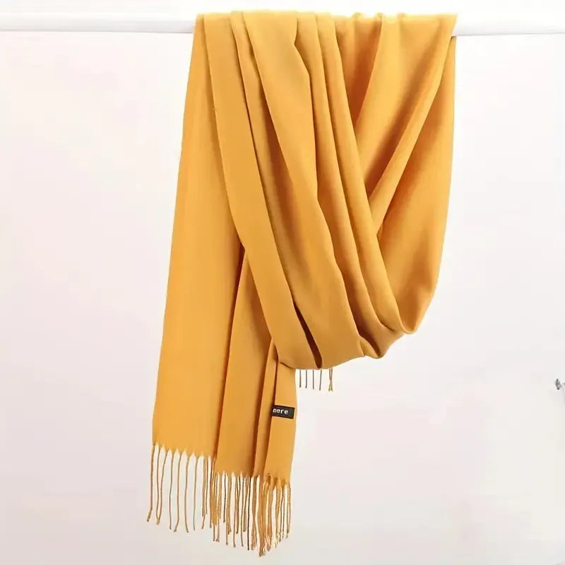 Gedetailleerde weergave van de zachte effen kasjmier sjaal, warm winter accessoire.
