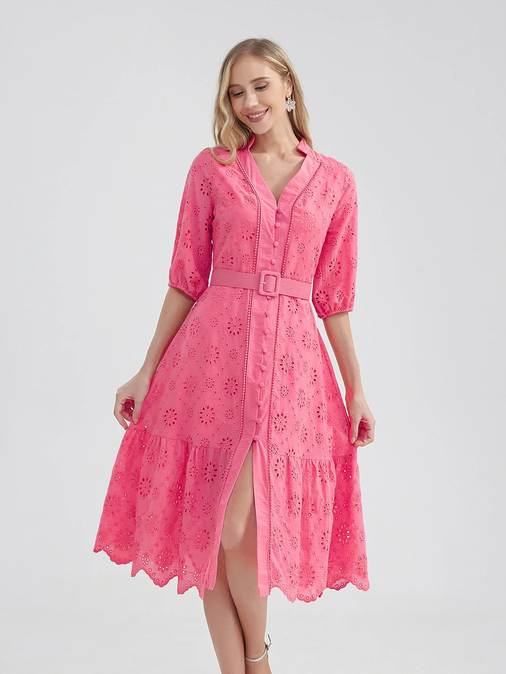 Trendy damesjurk met V-hals, ruches en een lichte stof, heerlijk voor warme dagen.