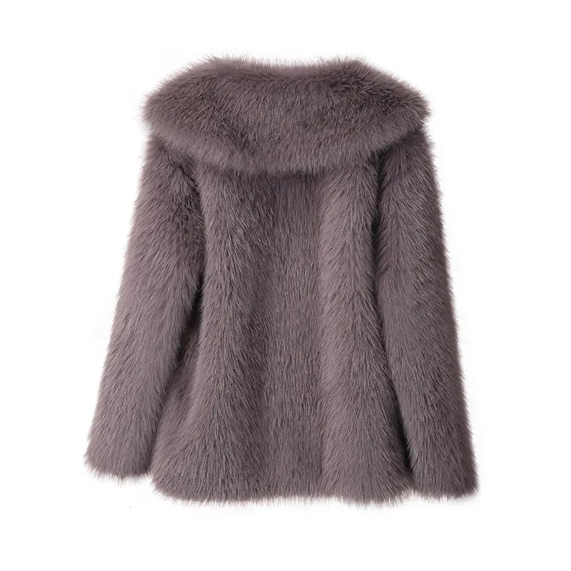 Modieuze pluizige oversized damesjas, warm en zacht, de ideale aanvulling op wintergarderobe.