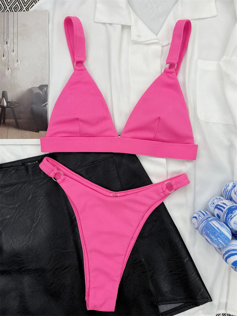 Kleurrijke Vera dames bikini, push-up en Braziliaanse stijl, ideaal voor zonnige dagen.