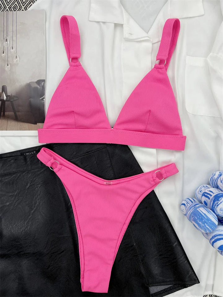 Kleurrijke Vera dames bikini, push-up en Braziliaanse stijl, ideaal voor zonnige dagen.