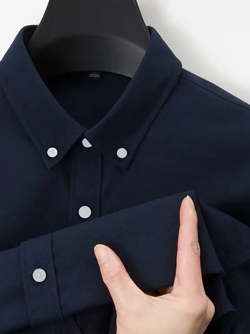 Herenoverhemd met karakteristieke mandarin kraag, lange mouwen, borstzak, voor herenmode.