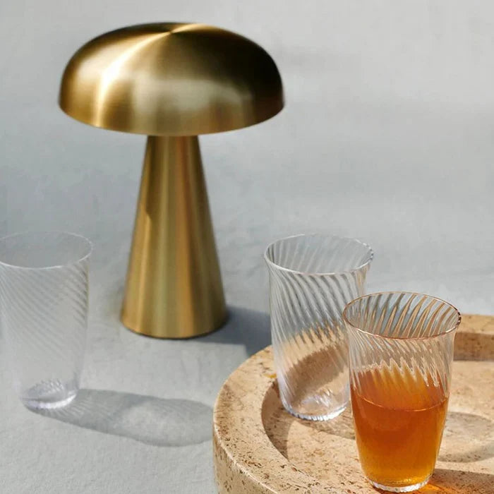 Goudkleurige draagbare tafellamp ShroomLite, perfect als warm wit sfeerlicht. Modern en oplaadbaar design.