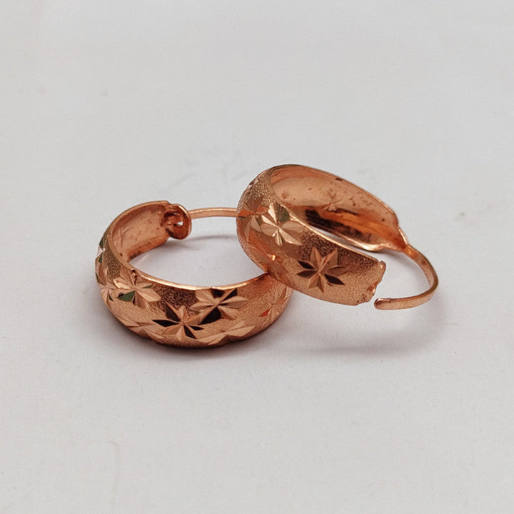 Stijlvolle roségoud-koperen dames oorbellen, getextureerd, modern cadeau voor de modebewuste vrouw.