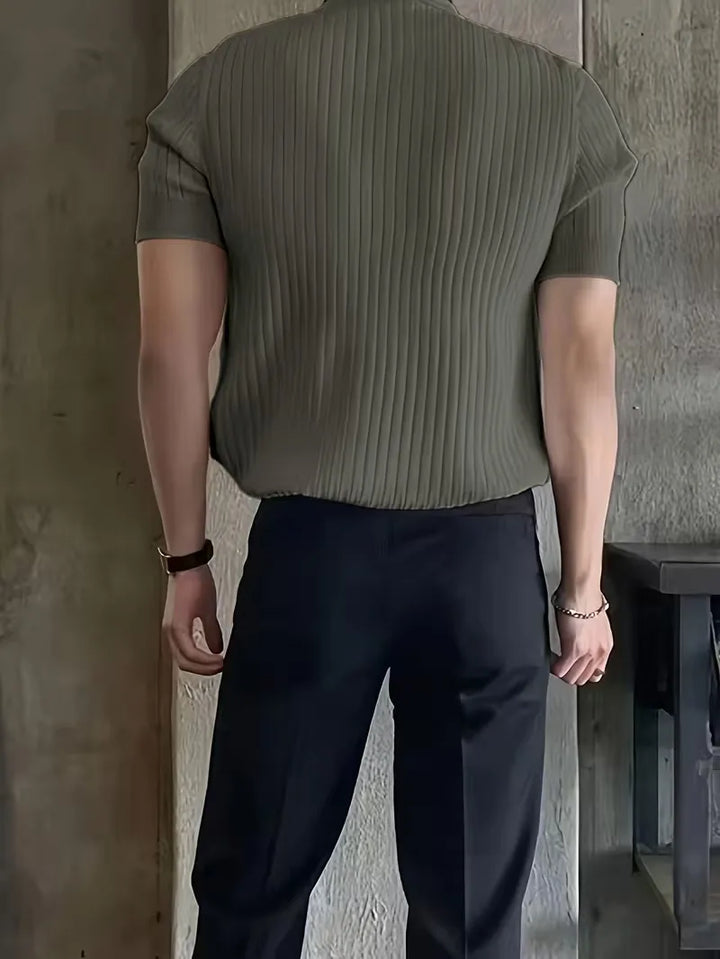 Bordeauxrode heren V-hals polo met ribstructuur. Korte mouwen, een smart-casual keuze voor herenkleding.