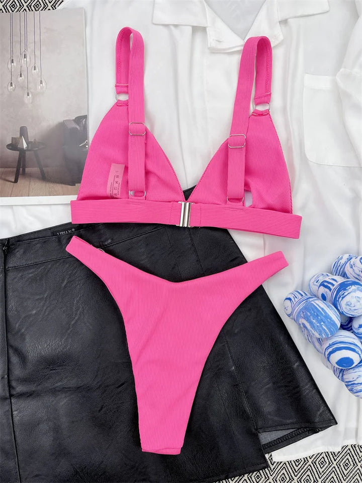 De Vera bikini, toont Braziliaanse charme, push-up top en unieke ring details voor dames.