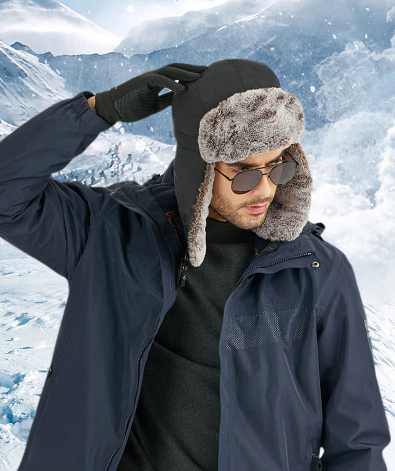Zwarte alpine muts met windstopper functie voor koude wintersportdagen.