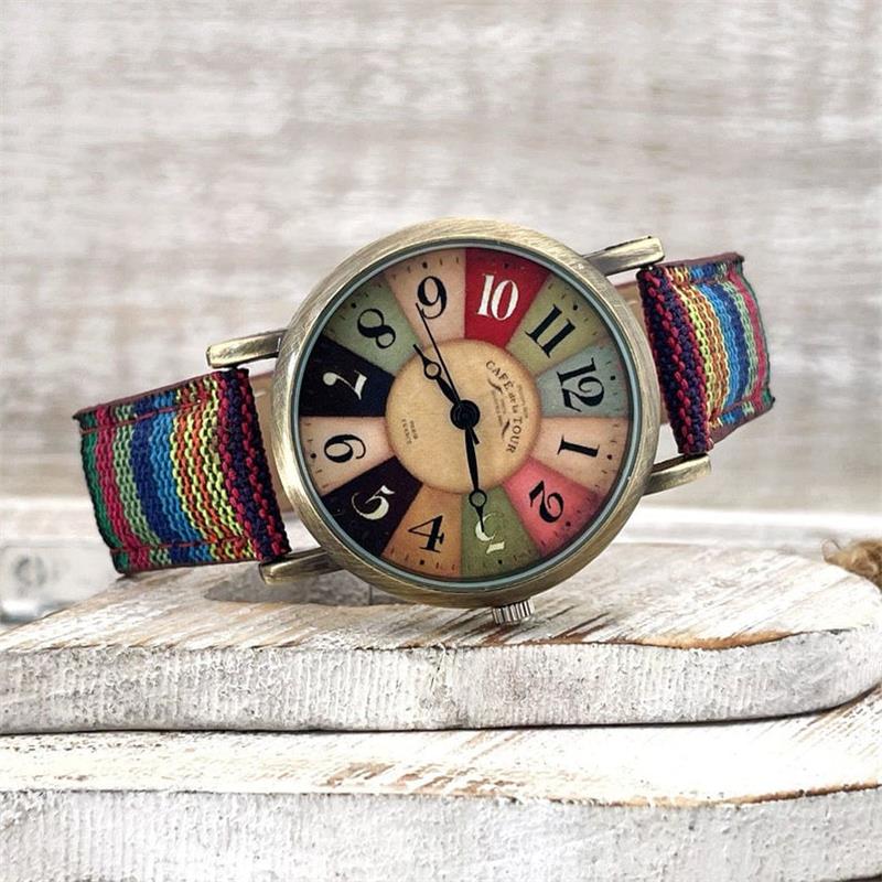 Stijlvol dames polshorloge met kleurrijk regenboogpatroon en trendy gevlochten PU leren band.