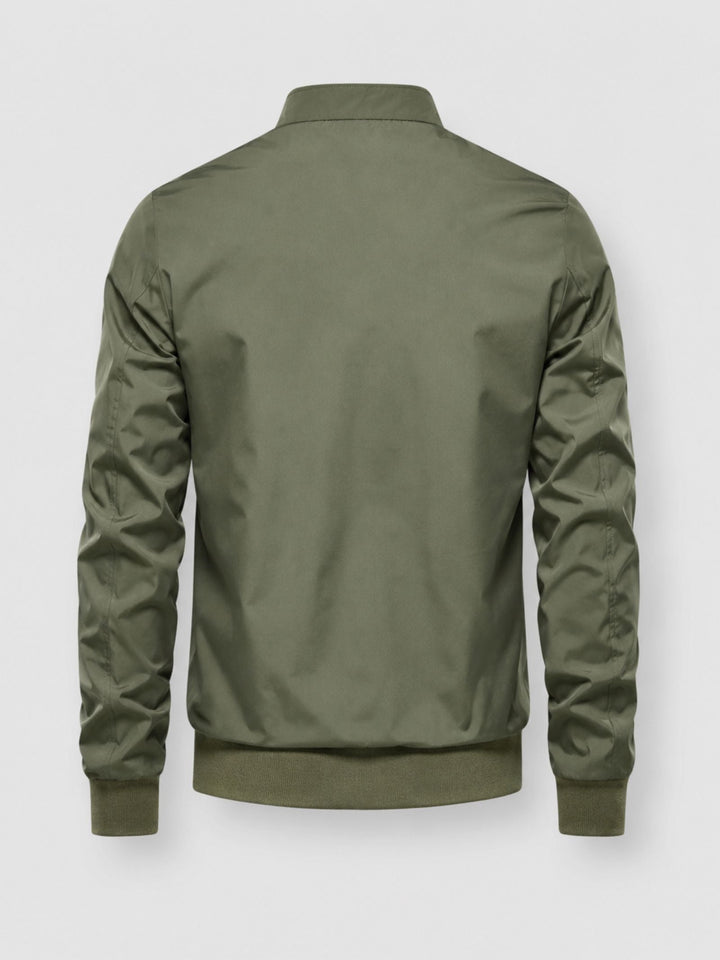 Zijkant van een stijlvol heren bomberjack, met opstaande kraag en comfortabele regular fit voor de herfst.