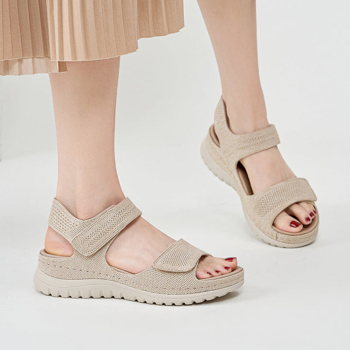 Zwarte orthopedische dames sandalen, verstelbaar, ademend, dempende zool, optimaal loopcomfort in de zomer.