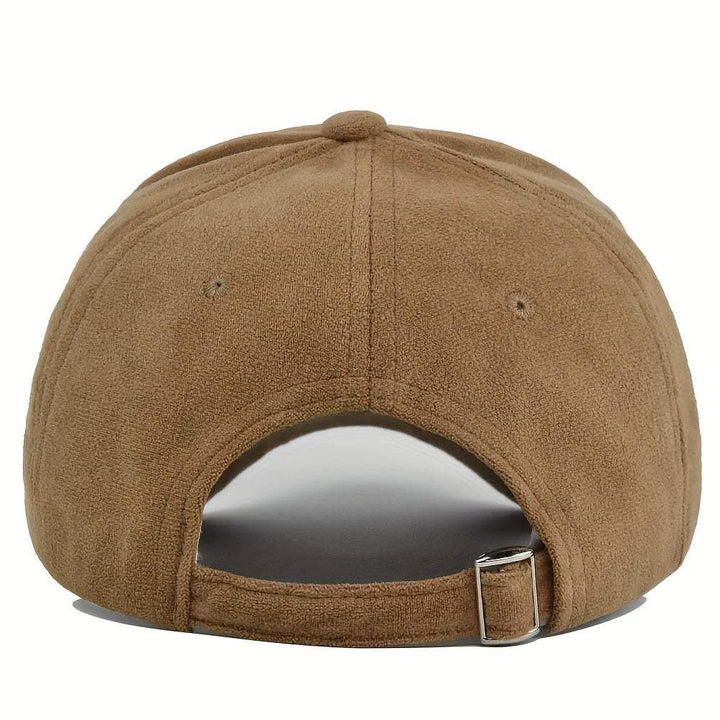 Vrouw met chique suède pet, een veelzijdig mode-accessoire voor een casual of formele outfit.