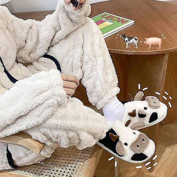 Grappige dames koeslippers in zwart-wit design, perfect als speelse en comfortabele huisschoenen voor vrouwen.