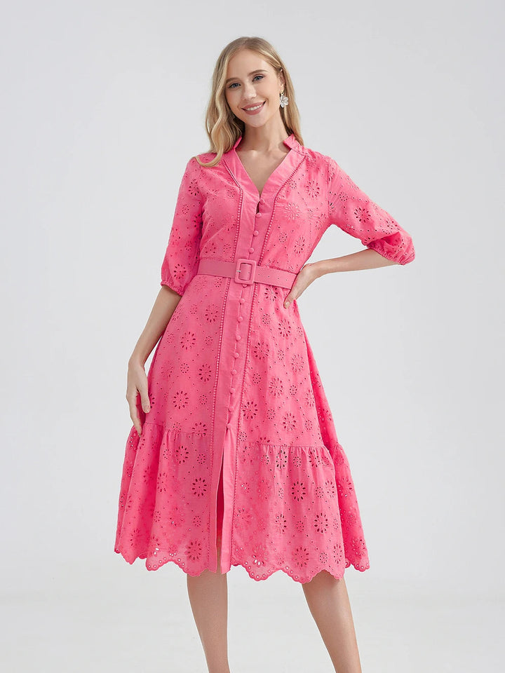 Stijlvolle en comfortabele dames zomerjurk met ruches en een elegante V-hals.