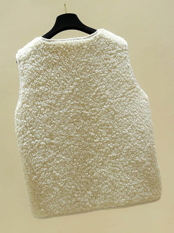 Warm wit lamswollen damesvest zonder mouwen, ideaal voor gelaagde winteroutfits en stijl.
