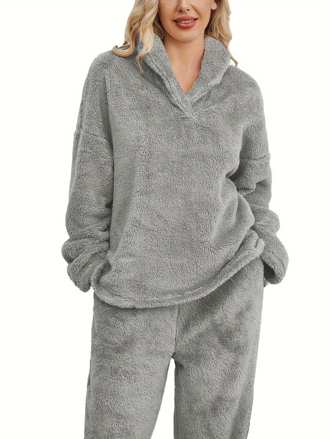 Detail van de warme capuchon van de Fenna coral fleece dames loungewear set. Zacht en comfortabel.