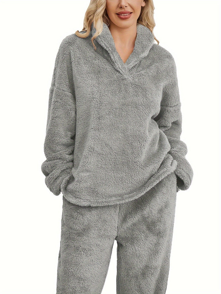 Detail van de warme capuchon van de Fenna coral fleece dames loungewear set. Zacht en comfortabel.