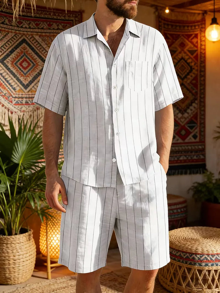Vakantie heren set: relaxed fit shirt met V-hals & korte broek, perfect voor warm weer.