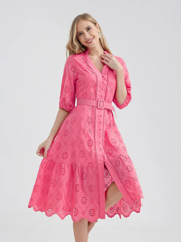 Flatterende damesjurk met hoge taille, V-hals en delicate ruches voor de zomer.