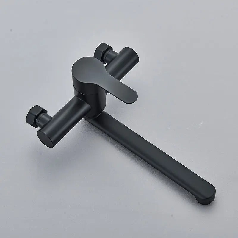 Detail van de dubbele hendels en matte RVS afwerking van de wandgemonteerde design keukenkraan.