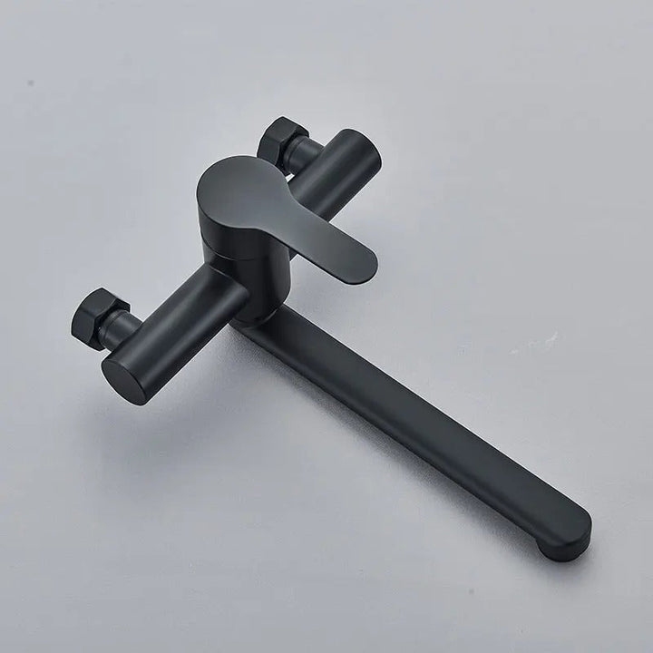 Detail van de dubbele hendels en matte RVS afwerking van de wandgemonteerde design keukenkraan.